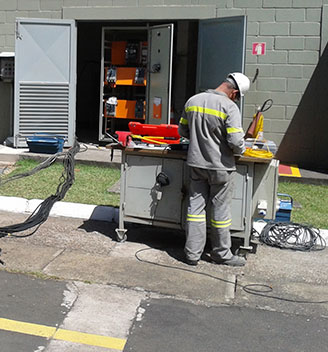 Equipe de cabines e salas elétricas
